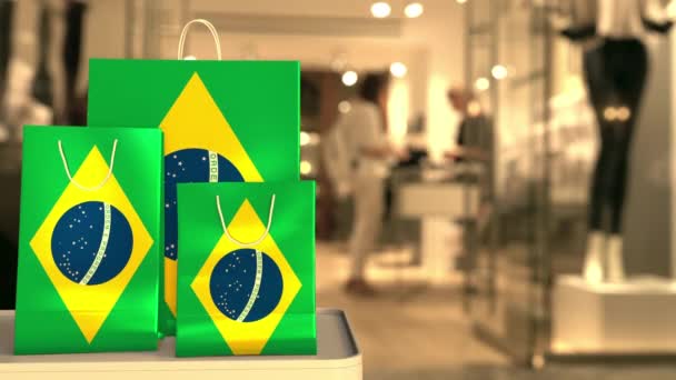 Shopping bag con bandiera del Brasile contro negozio sfocato. Clip brasiliano per lo shopping — Video Stock