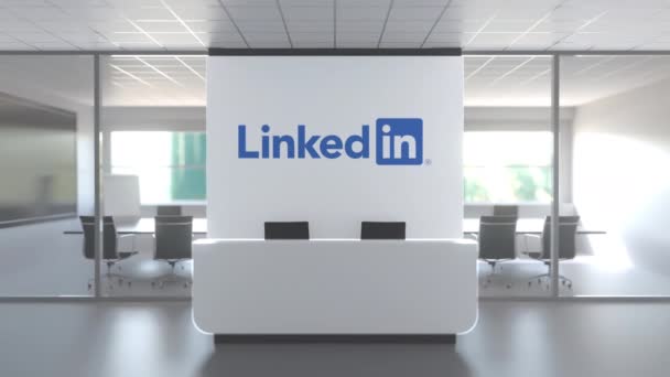 Linkedin λογότυπο πάνω από το γραφείο υποδοχής στο σύγχρονο γραφείο, εκδοτική εννοιολογική 3d animation — Αρχείο Βίντεο