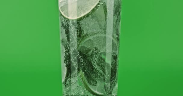 Kühler Mojito-Cocktail im Glas, Nahaufnahme in Zeitlupe auf Rot — Stockvideo