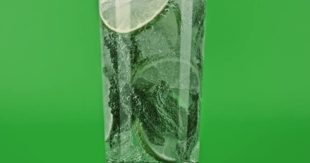 Cool fizzy mojito cocktail i ett glas, närbild slow motion skott på Röd — Stockvideo