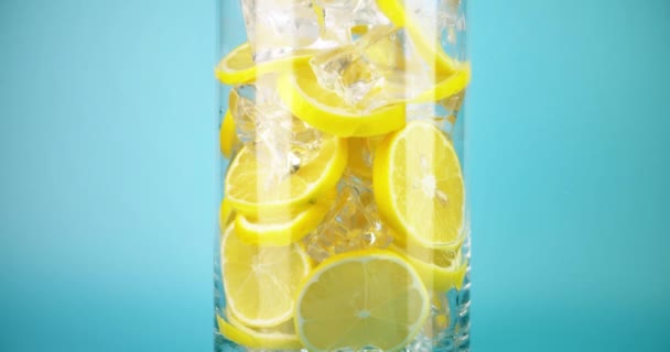 Herstellung von eiskalter Limonade in einem großen Glas, Nahaufnahme in Zeitlupe auf Rot — Stockvideo