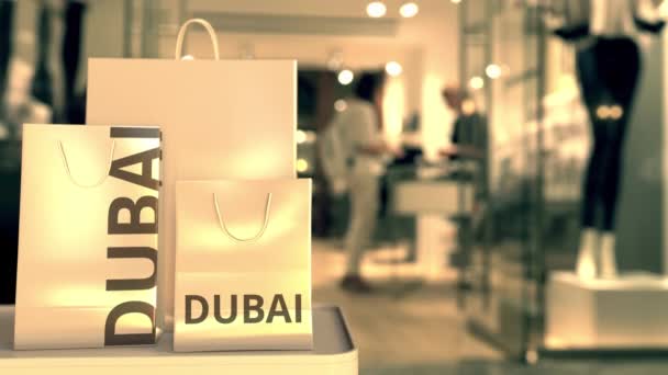 Sacs à provisions avec texte DUBAI contre magasin flou. Émirats arabes unis shopping lié clip — Video