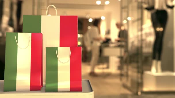 Nákupní tašky s vlajkou Maďarska proti rozmazanému obchodu. Maďarský nákupní klip — Stock video