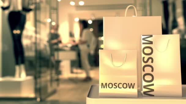 Nákupní tašky s moskevským textem proti rozmazanému obchodu. Ruský nákupní klip — Stock video