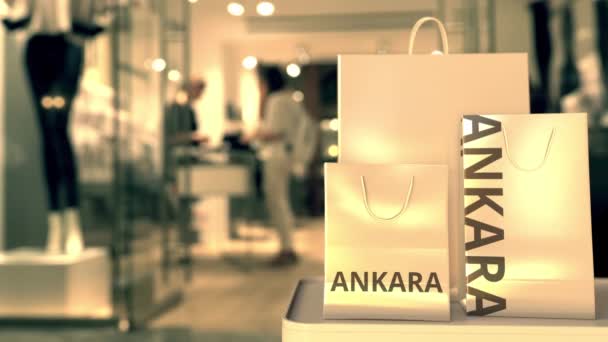 Papieren boodschappentassen met Ankara tekst tegen wazig winkel. Turkse shopping gerelateerde clip — Stockvideo