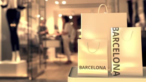 Bolsas de compras con texto BARCELONA contra tienda borrosa. Español compras relacionadas clip — Vídeo de stock