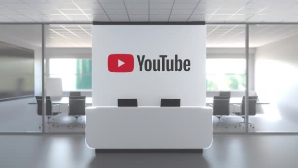 Logo de YOUTUBE em uma parede no escritório moderno, animação 3D conceitual editorial — Vídeo de Stock