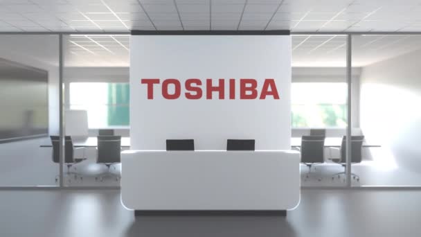 Logotipo de TOSHIBA en una pared en la oficina moderna, animación conceptual editorial 3D — Vídeo de stock