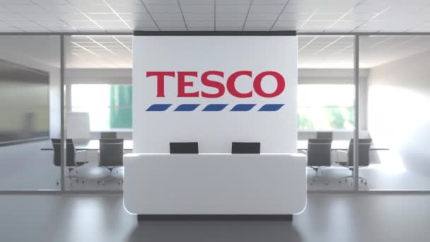 Logotyp av Tesco på en vägg i det moderna kontoret, redaktionell konceptuell 3D-animation — Stockvideo