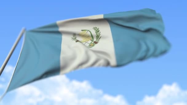 Bandeira nacional hasteada da Guatemala, vista de baixo ângulo. Loopable realista animação em câmera lenta 3D — Vídeo de Stock