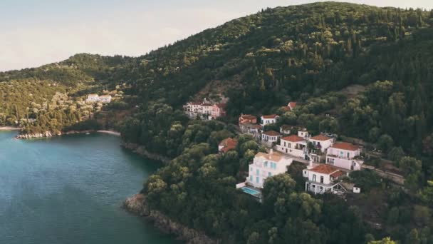 Вигляд з повітря на мальовничі прибережні готелі та вілли затоки Кіні. острів Ітака (Греція) — стокове відео