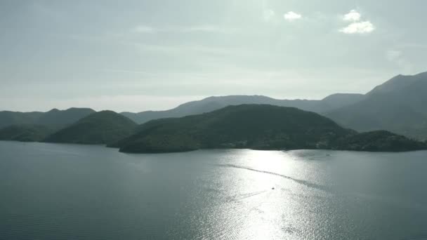 Vista aérea das ilhas montanhosas no mar Jónico, oeste da Grécia — Vídeo de Stock