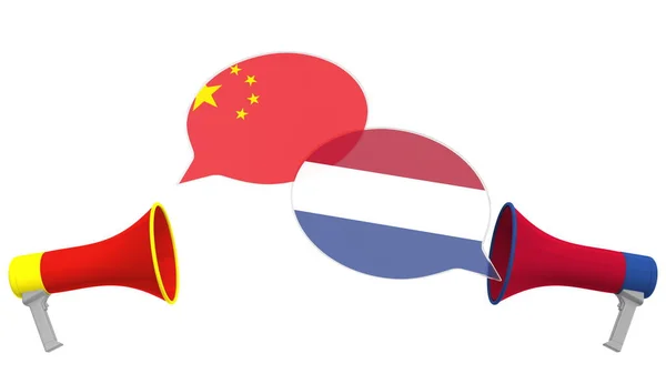 Bandeiras da Holanda e da China em bolhas de fala com alto-falantes. Diálogo intercultural ou palestras internacionais relacionadas com renderização 3D — Fotografia de Stock