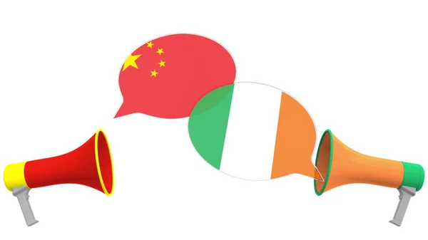 Bandeiras da Irlanda e da China em balões de fala de megafones. Diálogo intercultural ou palestras internacionais relacionadas com renderização 3D — Fotografia de Stock
