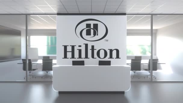 현대 사무실의 벽에 있는 힐튼의 로고, 편집 개념 3D 애니메이션 — 비디오