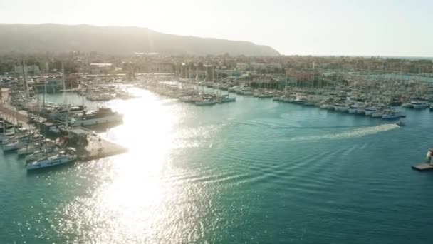 LEFKAS, GRÈCE - 29 SEPTEMBRE 2019. Vue aérienne de la marina — Video