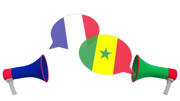 Burbujas de discurso con banderas de Senegal y Francia. Diálogo intercultural o charlas internacionales relacionadas con la representación 3D — Foto de Stock