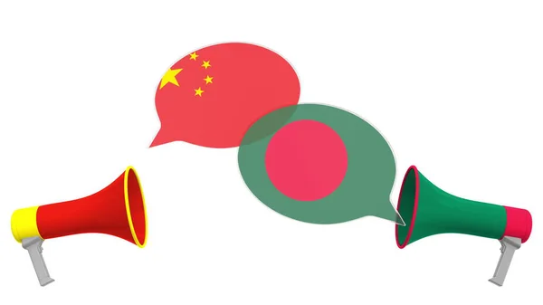 Bandeiras de Bangladesh e China em balões de fala de megafones. Diálogo intercultural ou palestras internacionais relacionadas com renderização 3D — Fotografia de Stock
