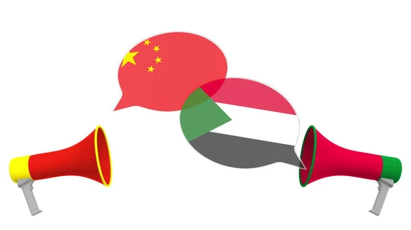 Bolhas de fala com bandeiras do Sudão e da China e alto-falantes. Diálogo intercultural ou palestras internacionais relacionadas com renderização 3D — Fotografia de Stock