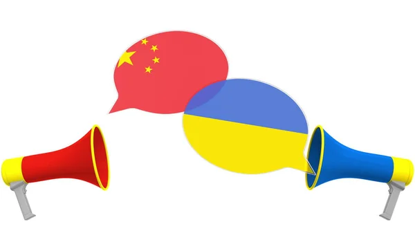 Bandeiras da Ucrânia e China em balões de fala de megafones. Diálogo intercultural ou palestras internacionais relacionadas com renderização 3D — Fotografia de Stock
