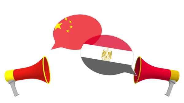 Bandeiras do Egito e da China em bolhas de fala com alto-falantes. Diálogo intercultural ou palestras internacionais relacionadas com renderização 3D — Fotografia de Stock