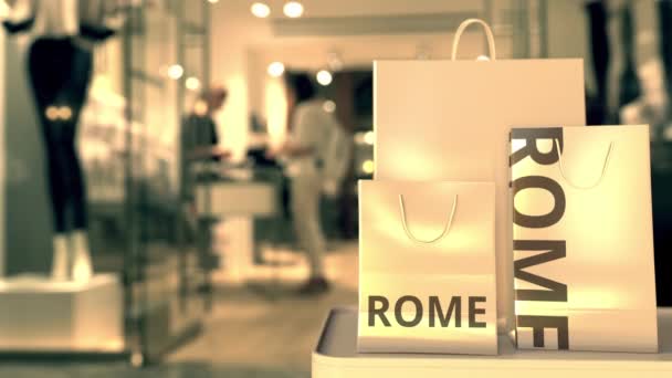 Χαρτοσακούλες με κείμενο Ρώμη εναντίον θολή κατάστημα. Ιταλικό κλιπ σχετικό με ψώνια — Αρχείο Βίντεο