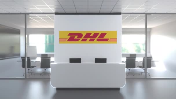 현대 사무실의 벽에 있는 DHL 로고, 편집 개념 3D 애니메이션 — 비디오