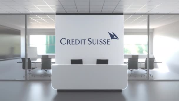 CREDIT SUISSE logo por encima de la recepción en la oficina moderna, animación conceptual editorial 3D — Vídeo de stock