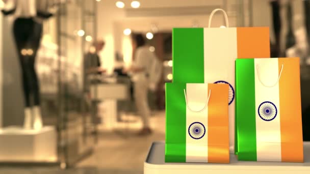 Σημαία της Ινδίας στις χάρτινες τσάντες αγορών ενάντια στην θολή είσοδο του καταστήματος. Κλιπ σχετικό με λιανική πώληση — Αρχείο Βίντεο