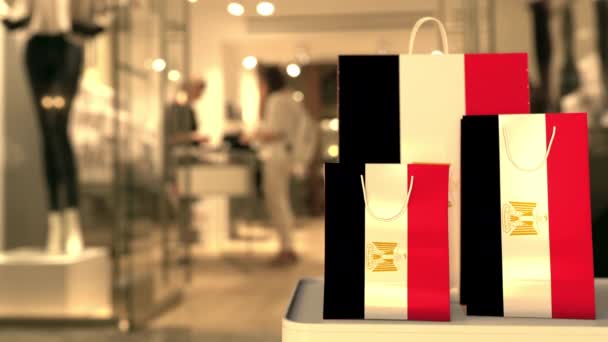 Flag of Egypt on the paper shopping bags against blurred store entrance. Retail related clip — Stock Video