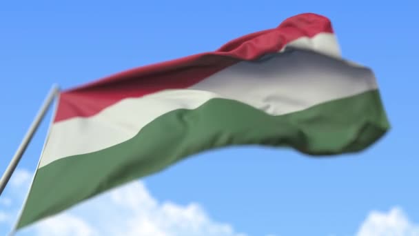 Das Schwenken der ungarischen Nationalflagge, Blick in den niedrigen Winkel. loopable realistische 3D-Animation in Zeitlupe — Stockvideo