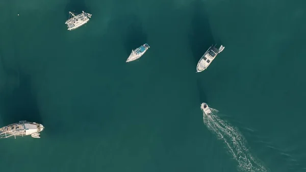 Luftaufnahme von oben nach unten von beweglichen Motorbooten und verankerten Yachten — Stockfoto
