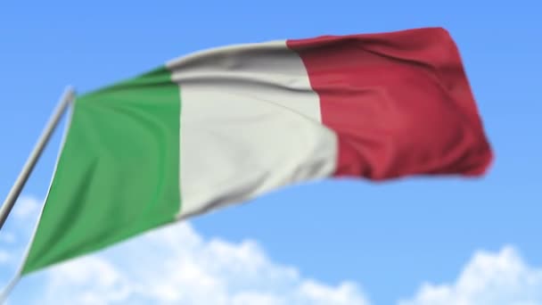 飘扬的意大利国旗,低角度的视野. 可操作的现实慢动作3D动画 — 图库视频影像