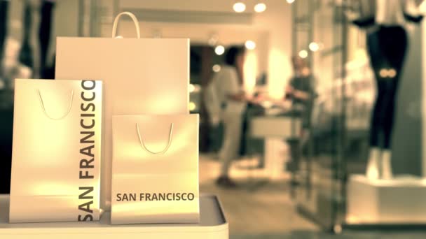 Shopping bag con testo SAN FRANCISCO contro negozio sfocato. Clip americana relativa allo shopping — Video Stock