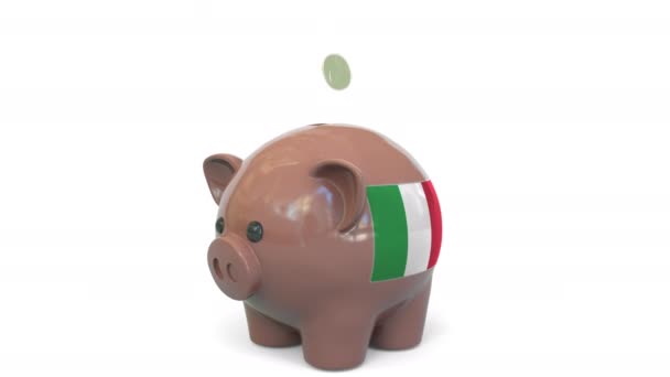 이탈리아 국기로 돼지 저금통에 돈을 넣고. 세금 제도 또는 저축 과 관련된 개념적 3D 애니메이션 — 비디오