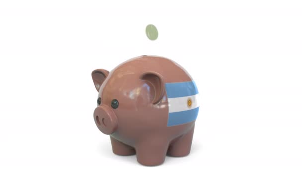 Arjantin bayrağıyla domuz kumbarasına para yatırmak. Vergi sistemi veya tasarrufla ilgili kavramsal 3d animasyonu — Stok video