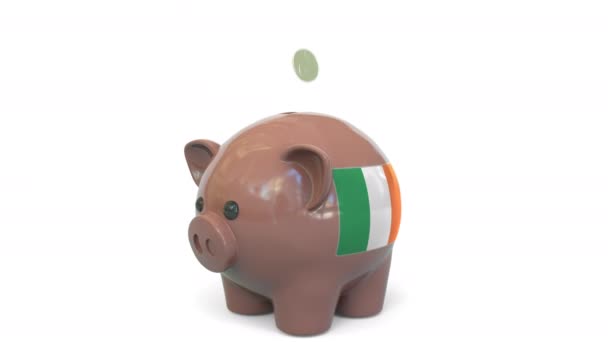 Poner dinero en alcancía con bandera de la República de Irlanda. Sistema tributario o animación conceptual 3D relacionada con el ahorro — Vídeos de Stock