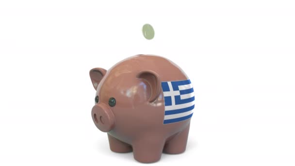 그리스 국기가 달린 돼지 저금통에 돈을 넣었습니다. 세금 제도 또는 저축 과 관련된 개념적 3D 애니메이션 — 비디오