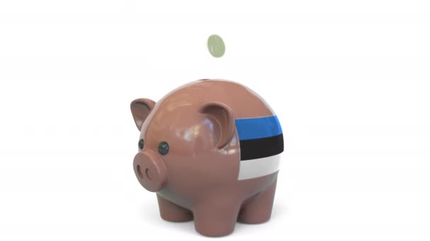 Wkładanie pieniędzy do skarbonki z banderą Estonii. System podatkowy lub animacja koncepcyjna 3D związana z oszczędnościami — Wideo stockowe
