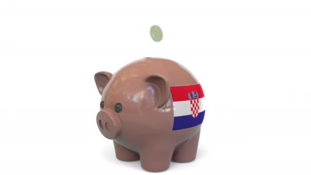 Hırvatistan bayrağıyla domuz kumbarasına para yatırmak. Vergi sistemi veya tasarrufla ilgili kavramsal 3d animasyonu — Stok video