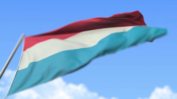 Національний прапор Люксембургу з низьким кутом огляду. Loopable realistic повільний рух 3d анімація — стокове відео