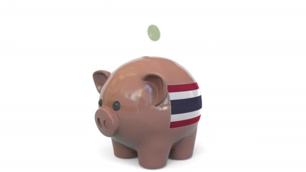 Geld in Sparschweine mit thailändischer Flagge stecken. Steuersystem oder Ersparnisse im Zusammenhang mit konzeptioneller 3D-Animation — Stockvideo