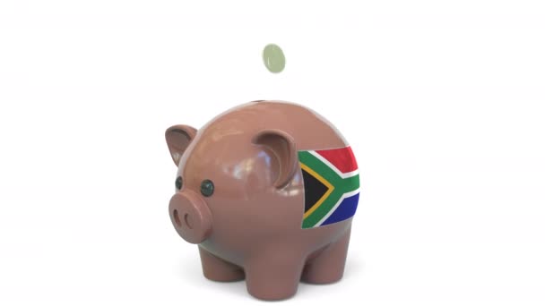 Geld in de spaarpot stoppen met de vlag van Zuid-Afrika. Belastingssysteem of spaargerelateerde conceptuele 3D-animatie — Stockvideo