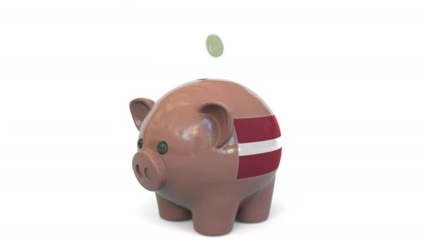 Geld in ein Sparschwein mit Lettland-Flagge stecken. Steuersystem oder Ersparnisse im Zusammenhang mit konzeptioneller 3D-Animation — Stockvideo