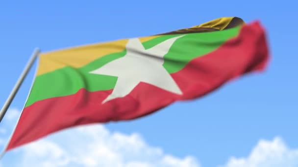 Zwaaien met de nationale vlag van Myanmar, lage hoek uitzicht. Loopbare realistische slow motion 3d animatie — Stockvideo