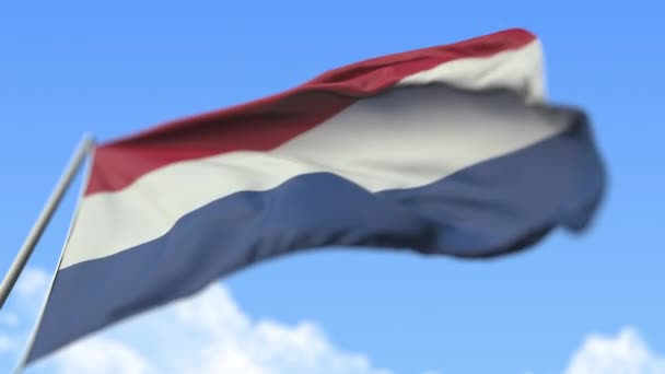 Ondeando la bandera nacional de los Países Bajos, vista de bajo ángulo. Animación Loopable realista en cámara lenta 3D — Vídeos de Stock