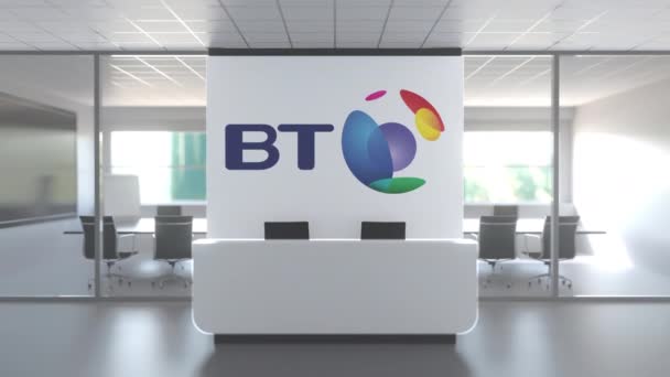 BT GROUP-logo over resepsjonen i det moderne kontoret, redaksjonell konseptuell 3D-animasjon – stockvideo