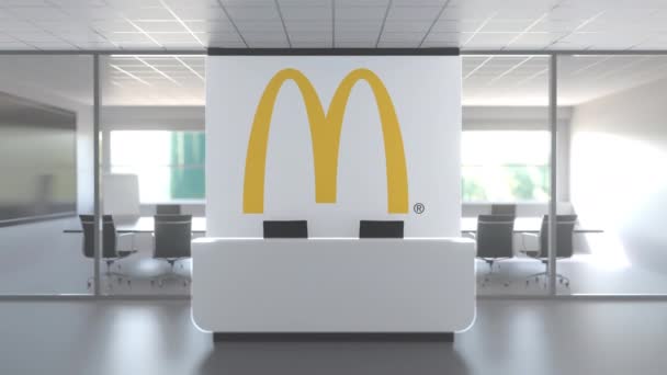 McDonalds logo nad recepcí v moderní kanceláři, redakční koncepční 3D animace — Stock video