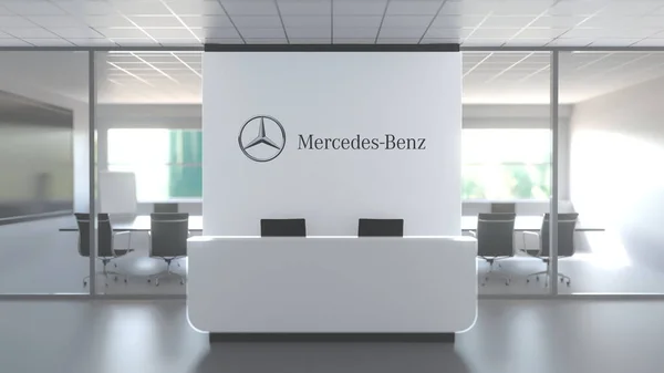 Mercedes-Benz logotyp ovanför receptionen i det moderna kontoret, redaktionell konceptuell 3D-rendering — Stockfoto