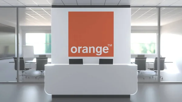 Λογότυπο της Orange σε έναν τοίχο στο σύγχρονο γραφείο, συντακτική εννοιολογική 3d απόδοση — Φωτογραφία Αρχείου